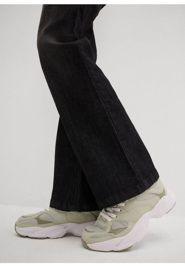 bonprix - Jegginsy mid waist, flared. Kolor: czarny