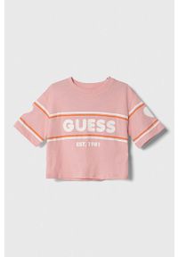 Guess t-shirt bawełniany dziecięcy kolor różowy. Okazja: na co dzień. Kolor: różowy. Materiał: bawełna. Długość rękawa: krótki rękaw. Długość: krótkie. Styl: casual, klasyczny #1