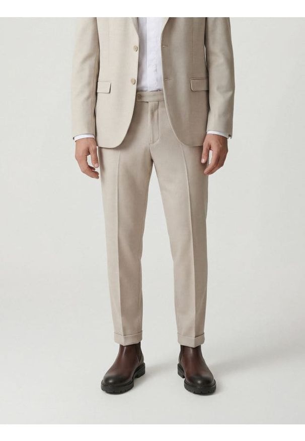 Reserved - Garniturowe spodnie w kant - beżowy. Kolor: beżowy. Materiał: tkanina, elastan, wiskoza