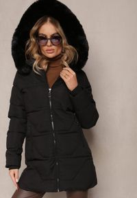 Renee - Czarna Pikowana Kurtka z Kapturem i Ozdobnym Futerkiem Zepiola. Okazja: na spacer. Typ kołnierza: kaptur. Kolor: czarny. Materiał: futro. Styl: elegancki #1