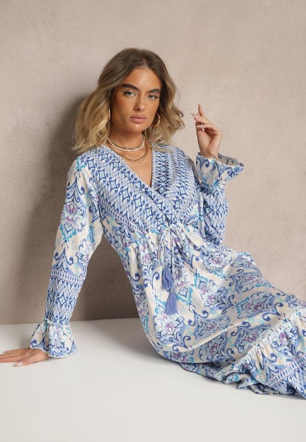Renee - Niebieska Rozkloszowana Sukienka z Bawełny i Wiskozy w Stylu Etno Sollema. Okazja: na co dzień. Kolor: niebieski. Materiał: bawełna, wiskoza. Długość rękawa: długi rękaw. Sezon: wiosna. Styl: etno