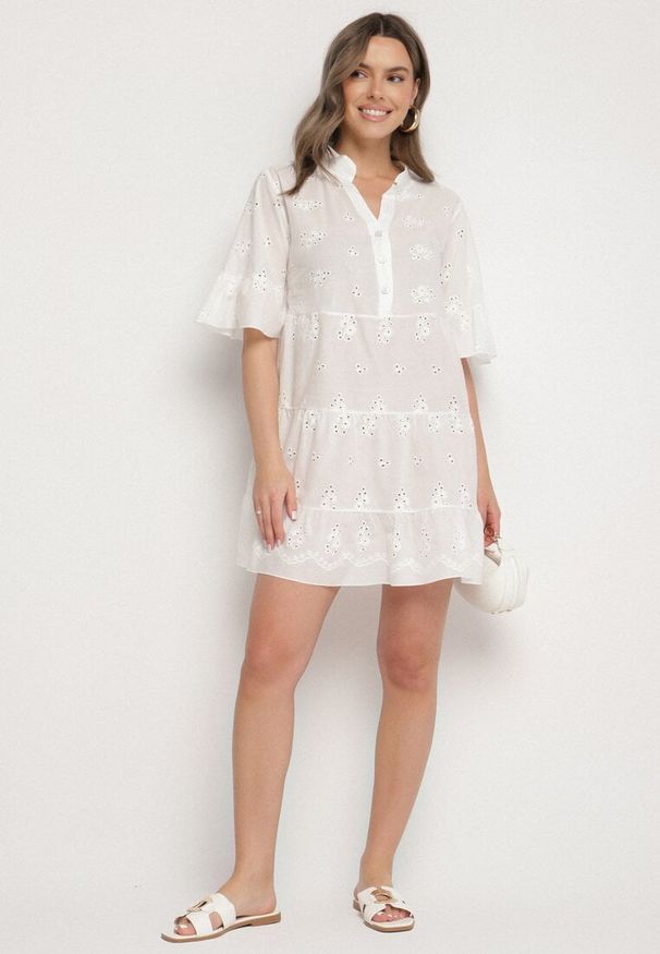 Born2be - Biała Bawełniana Sukienka z Haftowanej Tkaniny o Koszulowym Kroju z Falbanami Filidwena. Okazja: na co dzień. Typ kołnierza: kołnierzyk klasyczny. Kolor: biały. Materiał: tkanina, bawełna. Wzór: haft. Typ sukienki: koszulowe. Styl: casual, elegancki, boho, klasyczny
