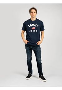 TOMMY HILFIGER - Tommy Hilfiger T-Shirt | DM0DM07068 | Mężczyzna | Granatowy. Okazja: na co dzień. Kolor: niebieski. Materiał: bawełna. Wzór: aplikacja. Styl: casual #1