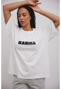 Marsala - Tshirt typu oversize z NADRUKIEM w kolorze ECRU- QUOTES KARMA-UNI. Materiał: elastan, bawełna. Wzór: nadruk. Styl: elegancki, klasyczny