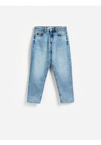 Reserved - Jeansy mom fit z krótszą nogawką - niebieski. Kolor: niebieski. Długość: krótkie #1