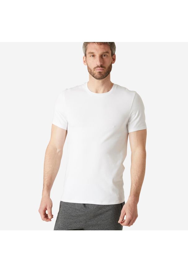 DOMYOS - Koszulka z krótkim rękawem męska Domyos Gym & Pilates 500 slim. Kolor: biały. Materiał: poliester, bawełna, materiał, elastan. Długość rękawa: krótki rękaw. Długość: krótkie. Sport: joga i pilates
