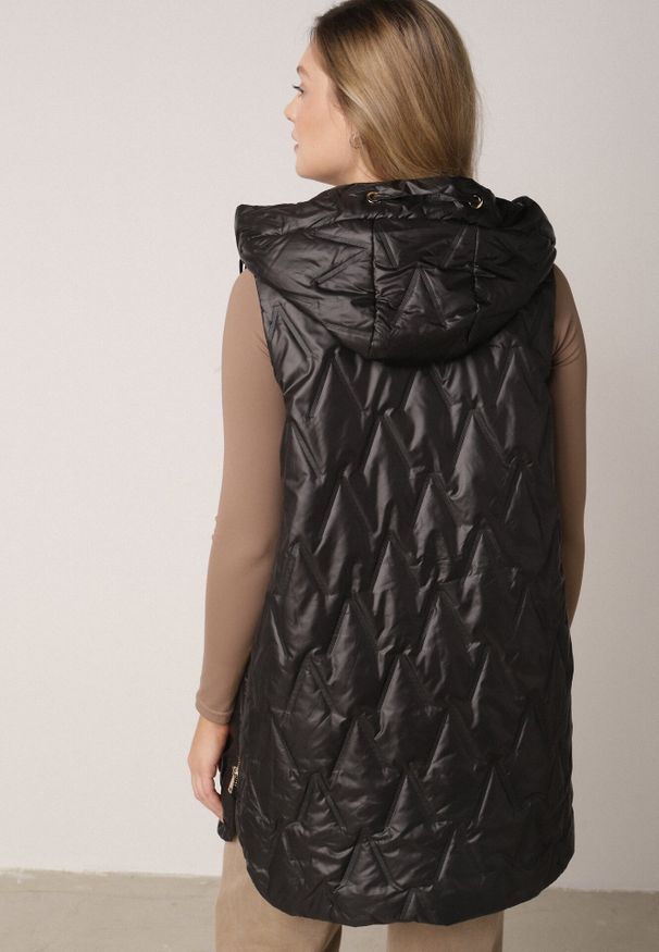 Born2be - Czarna Pikowana Kamizelka o Długim Kroju z Nieodpinanym Kapturem w Romby Dephice. Okazja: na co dzień. Typ kołnierza: kaptur. Kolor: czarny. Materiał: materiał, jeans. Długość: długie. Styl: elegancki, casual