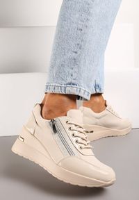 Renee - Beżowe Sneakersy na Niewysokim Koturnie Ozdobione Suwakiem i Napisami Tellxara. Okazja: na spotkanie biznesowe. Kolor: beżowy. Materiał: jeans. Wzór: aplikacja, napisy. Obcas: na koturnie #1