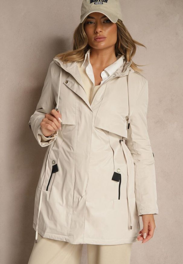 Renee - Jasnobeżowa Kurtka Typu Parka z Kapturem o Klasycznym Kroju Tulania. Okazja: na co dzień, na spacer. Typ kołnierza: kaptur. Kolor: beżowy. Materiał: jeans. Styl: klasyczny