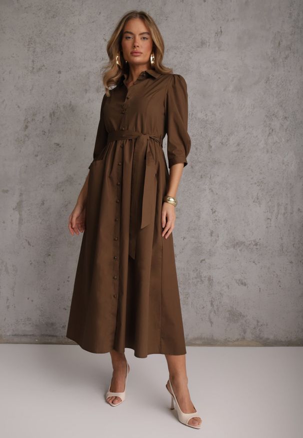 Renee - Brązowa Bawełniana Sukienka Koszulowa w Stylu Retro z Wiązanym Paskiem Meresa. Okazja: na randkę. Kolor: brązowy. Materiał: bawełna. Sezon: lato. Typ sukienki: koszulowe. Styl: retro