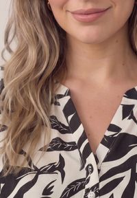 Born2be - Czarna Pudełkowa Sukienka z Wiskozy w Roślinny Wzór z Guzikami przy Dekolcie Acosia. Okazja: na co dzień. Kolekcja: plus size. Kolor: czarny. Materiał: wiskoza. Typ sukienki: proste, dla puszystych. Styl: elegancki, klasyczny, casual #8