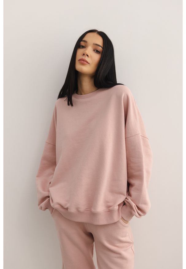 Marsala - Bluza damska o kroju regular fit w kolorze DUSTY PINK - PHENIX. Kolor: różowy. Materiał: poliester, bawełna, dresówka, dzianina
