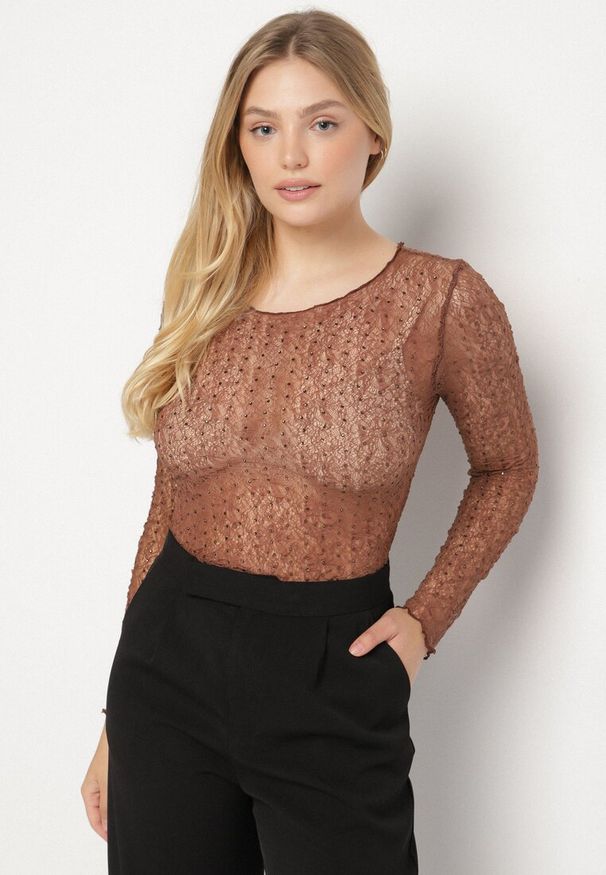 Born2be - Brązowa Koronkowa Bluzka z Długimi Rękawami Zdobiona Cyrkoniami Isoleda. Kolor: brązowy. Materiał: koronka. Długość rękawa: długi rękaw. Długość: długie. Wzór: aplikacja. Styl: elegancki, klasyczny