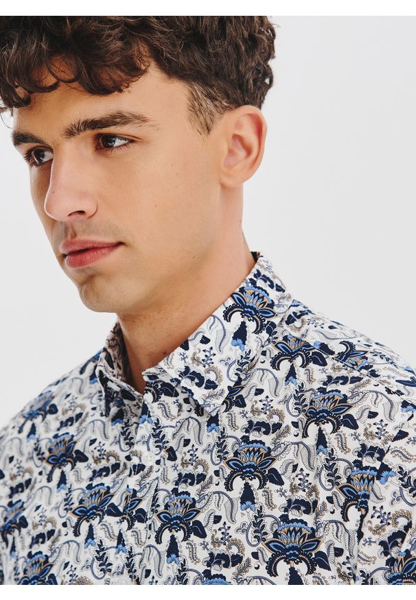 Pako Lorente - PAKO LORENTE - Biała koszula męska niebieskie kwiaty. Kolor: biały, niebieski, wielokolorowy. Materiał: bawełna, elastan. Długość rękawa: długi rękaw. Długość: długie. Wzór: kwiaty. Sezon: jesień