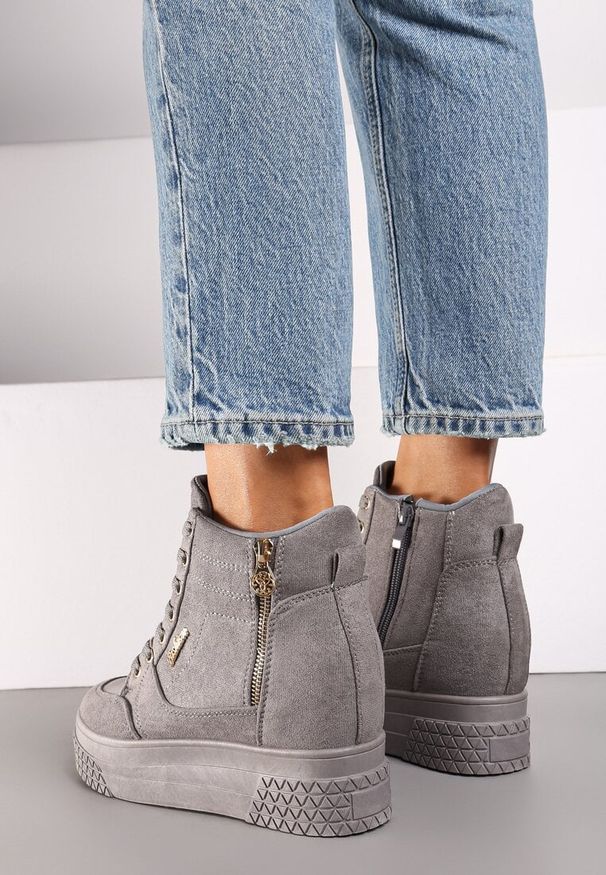 Born2be - Szare Sneakersy na Ukrytym Koturnie z Metalicznymi Wstawkami i Ozdobnym Suwakiem Daimana. Kolor: szary. Materiał: jeans. Szerokość cholewki: normalna. Wzór: nadruk. Obcas: na koturnie