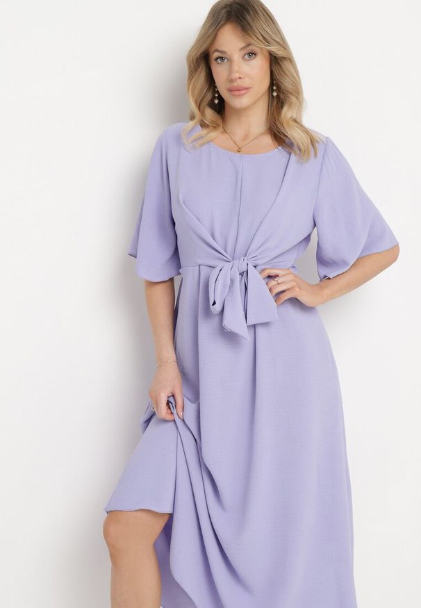 Born2be - Jasnofioletowa Sukienka Maxi z Ozdobnym Wiązaniem i Gumką w Talii Myrcella. Kolor: fioletowy. Długość: maxi