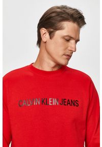 Calvin Klein Jeans - Bluza bawełniana. Okazja: na co dzień. Typ kołnierza: bez kaptura. Kolor: czerwony. Materiał: bawełna. Wzór: nadruk. Styl: casual #3
