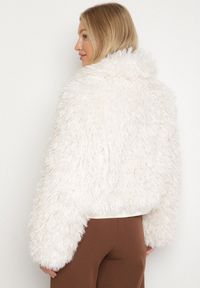 Born2be - Biała Krótka Kurtka Futerko z Wysokim Kołnierzem i Długim Włosiem Lanalia. Okazja: na spacer, na co dzień. Kolor: biały. Materiał: futro. Długość: krótkie. Styl: casual #6