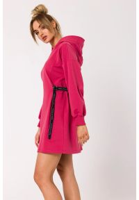 MOE - Sukienka bawełniana trapezowa jak bluza z kapturem fuksja. Okazja: na spacer, na co dzień. Typ kołnierza: kaptur. Kolor: różowy. Materiał: bawełna. Typ sukienki: trapezowe. Styl: casual #4