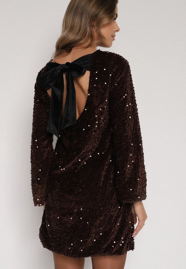 Born2be - Brązowa Cekinowa Sukienka z Odkrytymi Plecami i Wiązaniem Diadina. Kolor: brązowy. Materiał: futro, elastan, wiskoza. Wzór: aplikacja. Styl: elegancki, wizytowy