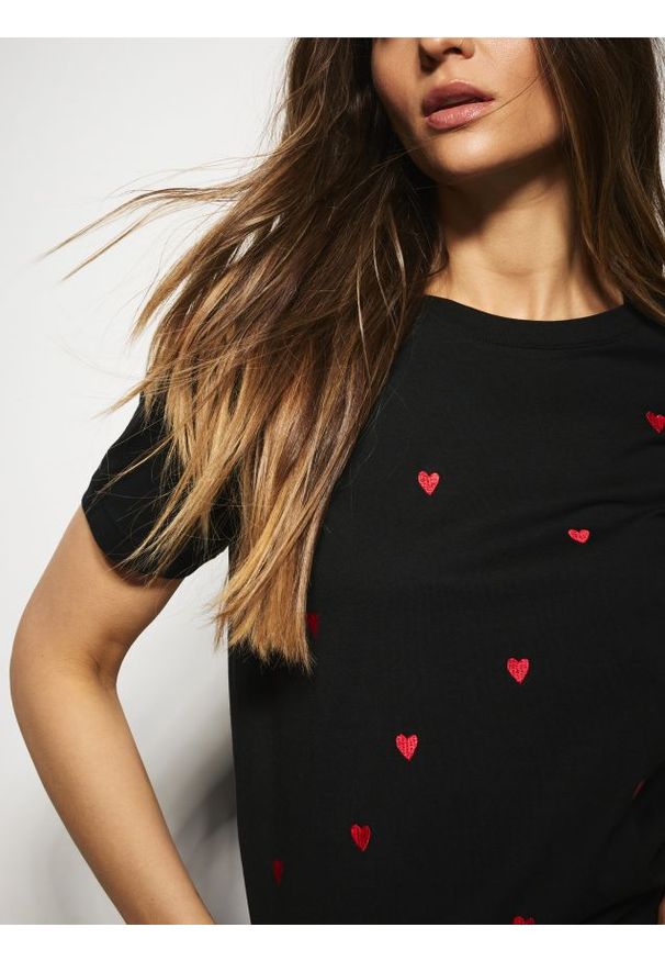Reserved - T-shirt w serca - czarny. Kolor: czarny. Materiał: bawełna