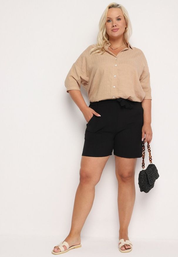 Born2be - Czarne Szorty Typu Bermudy z Wysokim Stanem z Gumką w Pasie i Wiązaniem Seviiana. Okazja: na co dzień. Stan: podwyższony. Kolekcja: plus size. Kolor: czarny. Materiał: koronka, materiał. Wzór: koronka. Sezon: lato. Styl: elegancki, casual
