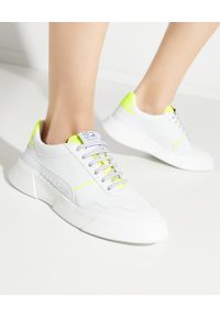 PREMIUM BASICS - Sneakersy z żółtą piętą Fluo. Kolor: biały. Szerokość cholewki: normalna. Wzór: aplikacja