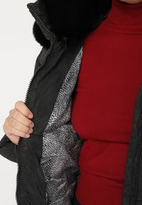 Born2be - Czarna Taliowana Kurtka z Pikowanymi Przeszyciami i Kapturem z Futrem Acindria. Okazja: na co dzień. Kolekcja: plus size. Kolor: czarny. Materiał: futro. Styl: casual