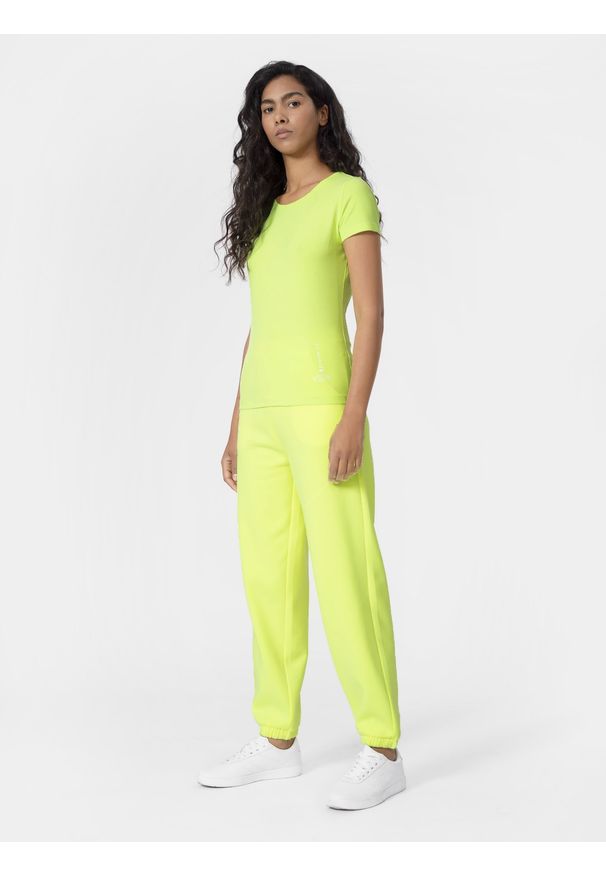 4f - Spodnie dresowe joggery damskie. Kolor: zielony. Materiał: dresówka