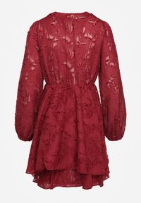 Renee - Bordowa Sukienka Koktajlowa z Modnym Marszczeniem i Nitkami Gorena. Okazja: na imprezę, na co dzień. Kolor: czerwony. Wzór: aplikacja. Sezon: wiosna. Typ sukienki: kopertowe, proste. Styl: wizytowy #2