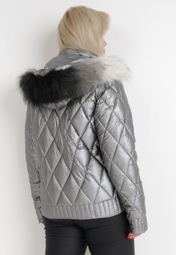 Born2be - Srebrna Kurtka Deinarpia. Kolor: srebrny. Długość rękawa: długi rękaw. Długość: długie. Styl: klasyczny