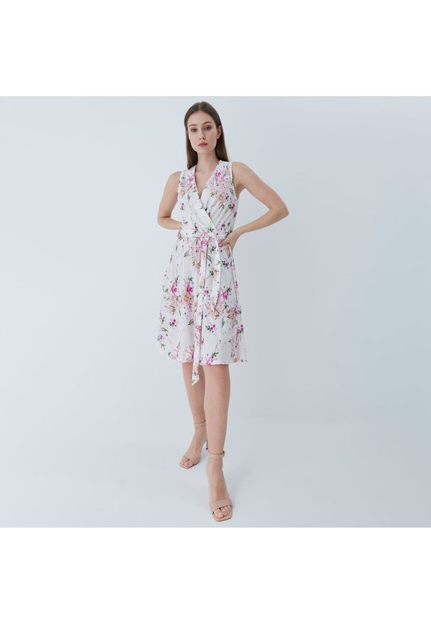 Mohito - Kopertowa sukienka Eco Aware - Różowy. Kolor: różowy. Typ sukienki: kopertowe