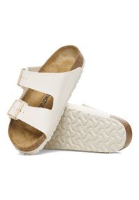 Birkenstock - BIRKENSTOCK ARIZONA BF EGGSHELL Klapki damskie. Okazja: na co dzień, na plażę. Kolor: beżowy. Materiał: skóra, jeans, materiał. Wzór: paski. Sezon: lato. Styl: klasyczny, casual, elegancki #7
