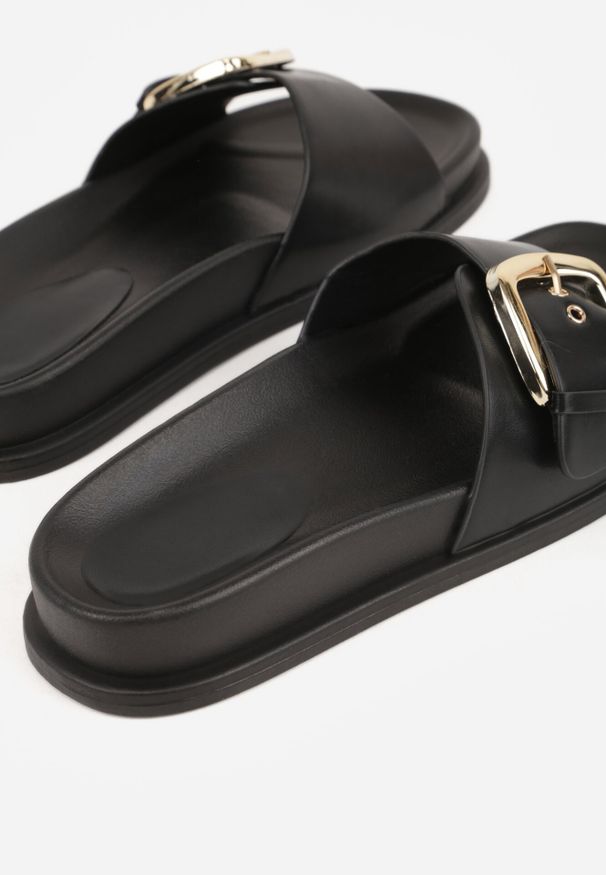 Born2be - Czarne Klapki na Grubej Podeszwie Ozdobione Metaliczną Klamrą Lorefer. Okazja: na co dzień. Kolor: czarny. Wzór: aplikacja. Styl: casual, elegancki