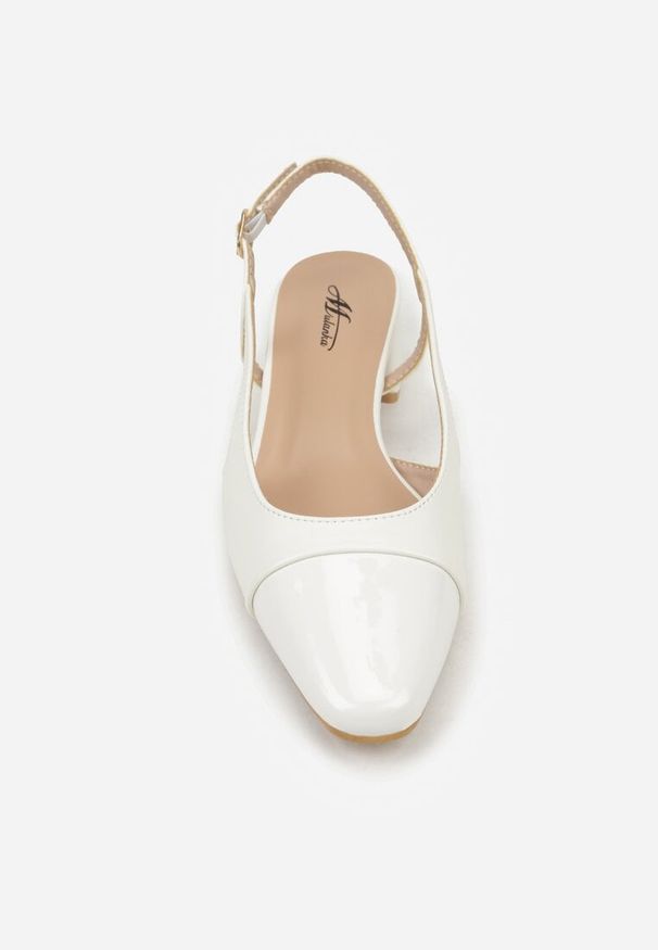 Renee - Białe Sandały Slingback na Klocku z Lakierowanym Noskiem Iphisania. Kolor: biały. Materiał: lakier. Wzór: grochy. Styl: retro