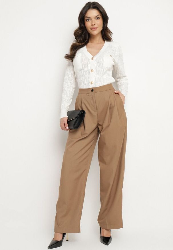 Born2be - Ciemnobeżowe Szerokie Spodnie Garniturowe High Waist Nalinas. Okazja: do pracy. Stan: podwyższony. Kolor: beżowy. Wzór: aplikacja. Styl: klasyczny, elegancki