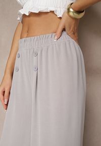 Renee - Szare Spodnie z Bawełną o Szerokim Kroju High Waist Ozdobione Guzikami Morritia. Okazja: na co dzień. Stan: podwyższony. Kolor: szary. Materiał: bawełna. Wzór: aplikacja. Styl: elegancki, casual #3