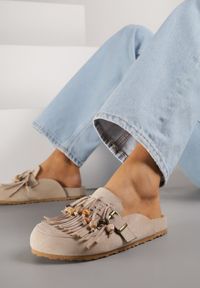 Renee - Ciemnobeżowe Klapki na Platformie Ozdobione Koralikami Klamrami i Frędzlami Leurecea. Okazja: na co dzień. Kolor: beżowy. Materiał: jeans. Wzór: aplikacja. Sezon: lato. Obcas: na platformie. Styl: casual, elegancki #1