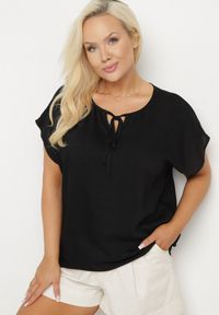 Born2be - Czarna Bluzka z Wiskozą Wiązana przy Dekolcie Dovarelle. Okazja: na co dzień. Kolekcja: plus size. Kolor: czarny. Materiał: wiskoza. Długość rękawa: krótki rękaw. Długość: krótkie. Styl: casual, elegancki #7