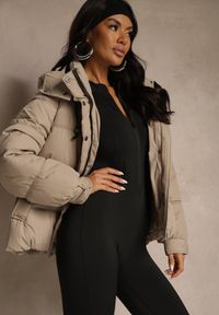 Renee - Beżowa Oversizowa Kurtka Puffer z Kapturem i Naszywką przy Rękawie Azine. Okazja: na co dzień. Typ kołnierza: kaptur. Kolor: beżowy, brązowy. Materiał: dzianina, jeans. Wzór: aplikacja. Sezon: zima. Styl: casual #4