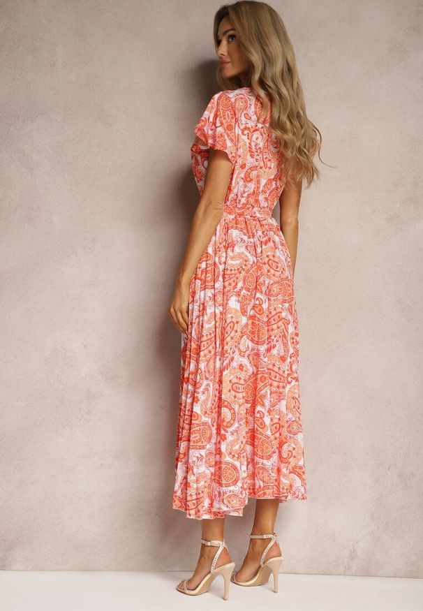 Renee - Pomarańczowa Rozkloszowana Sukienka z Trójkątnym Dekoltem z Materiałowym Paskiem i Gumką w Talii Carimi. Okazja: na spotkanie biznesowe. Kolor: pomarańczowy. Materiał: materiał. Styl: klasyczny, biznesowy