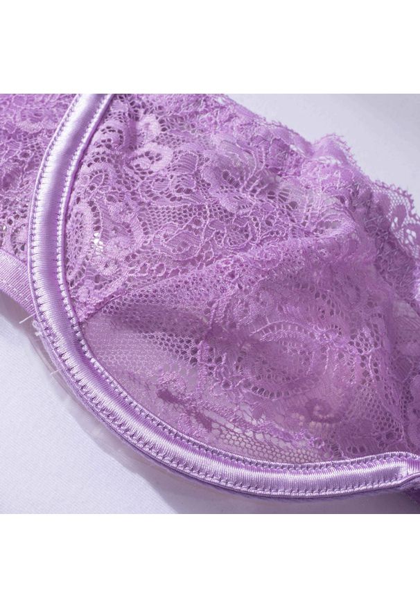 Intica - Koronkowa bielizna z półmiseczkami regulowane ramiączka Rebekah. Kolor: fioletowy. Materiał: koronka. Wzór: koronka