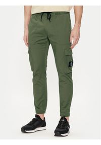 Calvin Klein Jeans Spodnie cargo J30J324696 Zielony Skinny Fit. Kolor: zielony. Materiał: bawełna