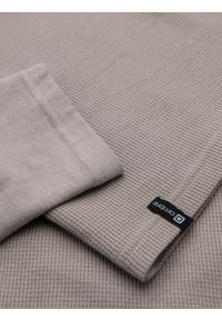 Ombre Clothing - Bawełniany męski longsleeve o waflowym splocie z kieszonką – popielaty V1. Okazja: na co dzień. Kolor: szary. Materiał: bawełna. Długość rękawa: długi rękaw. Wzór: ze splotem. Styl: klasyczny, sportowy, casual #3