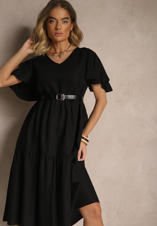 Renee - Czarna Rozkloszowana Sukienka z Wiskozy z Dekoltem w Serek Natasella. Okazja: do pracy, na co dzień, na spotkanie biznesowe. Typ kołnierza: dekolt w serek. Kolor: czarny. Materiał: wiskoza. Długość rękawa: krótki rękaw. Styl: casual, elegancki, biznesowy