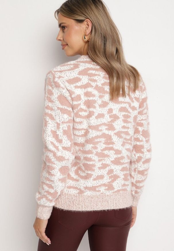 Born2be - Ciemnoróżowy Sweter z Wełną o Klasycznym Kroju Zdobiony Wzorem w Cętki Zinarisa. Kolor: różowy. Materiał: wełna. Wzór: aplikacja. Sezon: zima. Styl: klasyczny