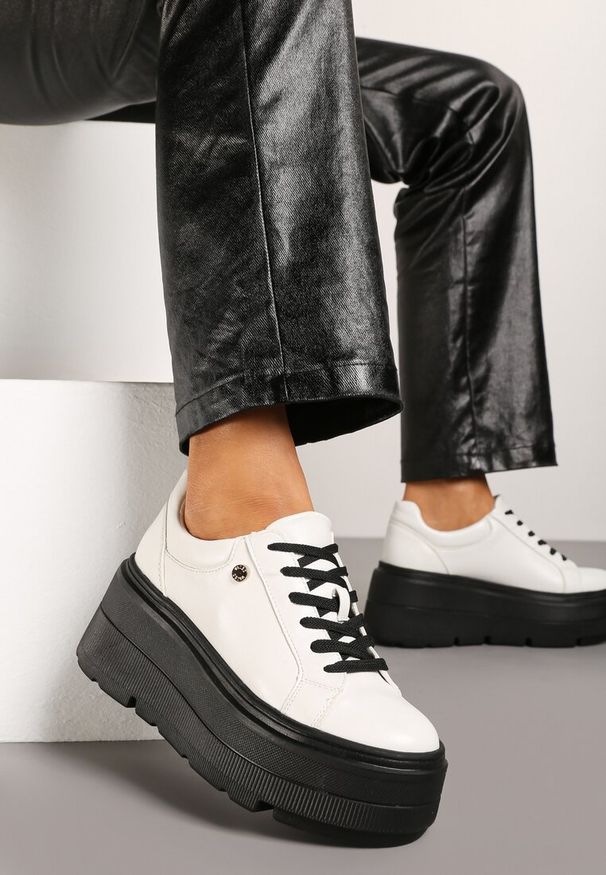 Renee - Biało-Czarne Sneakersy Vices na Grubej Podeszwie Tuliri. Kolor: biały. Materiał: jeans. Obcas: na platformie