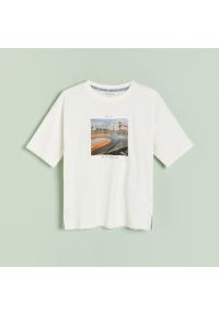 Reserved - T-shirt oversize z naszywką - Kremowy. Kolor: kremowy. Wzór: aplikacja #1