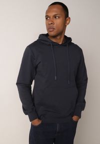 Born2be - Granatowa Bluza z Kapturem i Kieszenią Typu Kangur Aqialei. Okazja: na co dzień. Typ kołnierza: kaptur. Kolor: niebieski. Materiał: jeans, dresówka. Wzór: gładki. Styl: casual #1