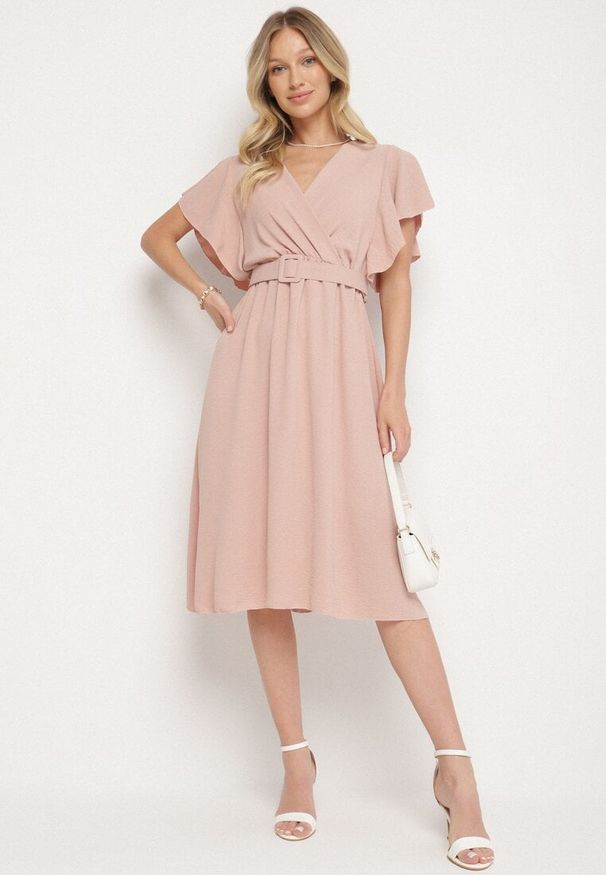 Born2be - Jasnoróżowa Sukienka z Kopertowym Dekoltem i Paskiem Sizuee. Kolor: różowy. Typ sukienki: kopertowe